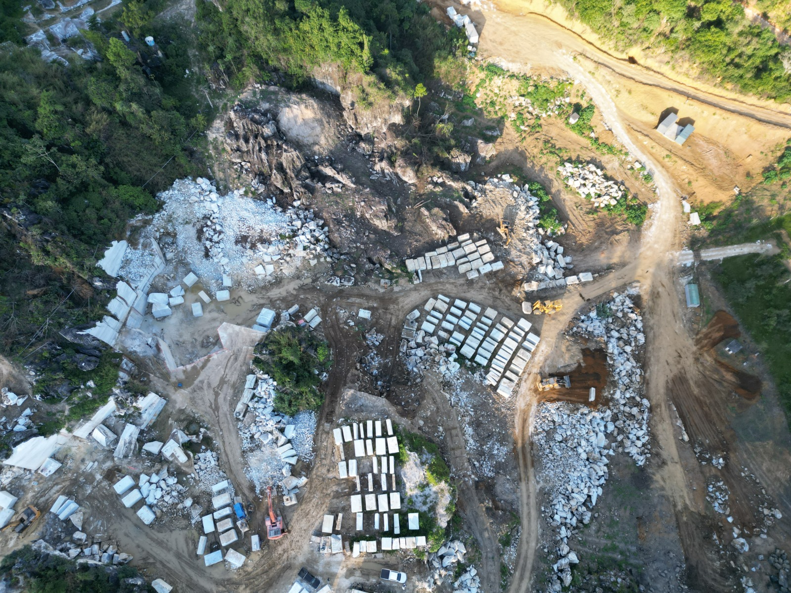 Vista aérea da pedreira All Mineração