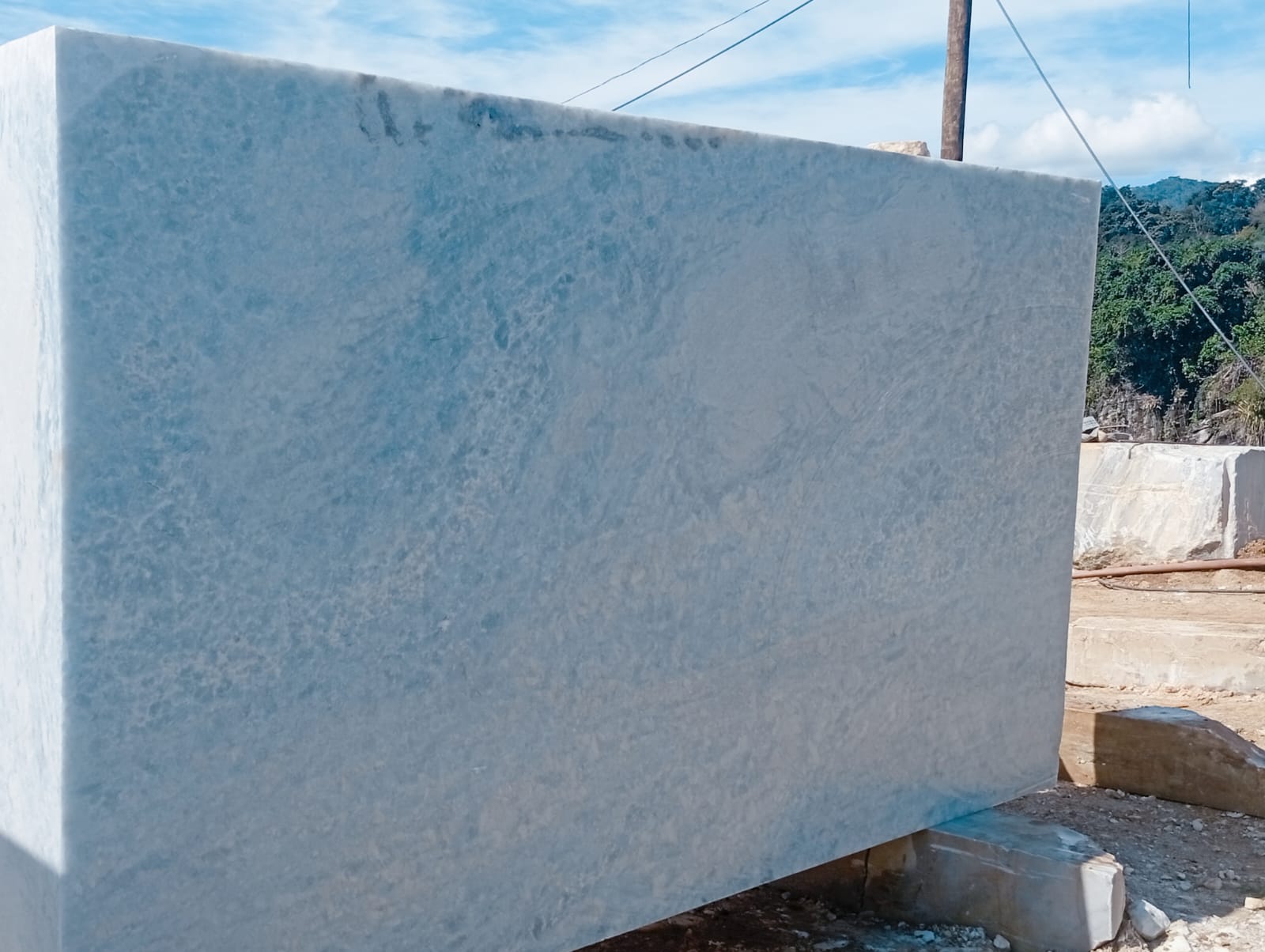 Chapa de mármore branco-azulado com veios cinza