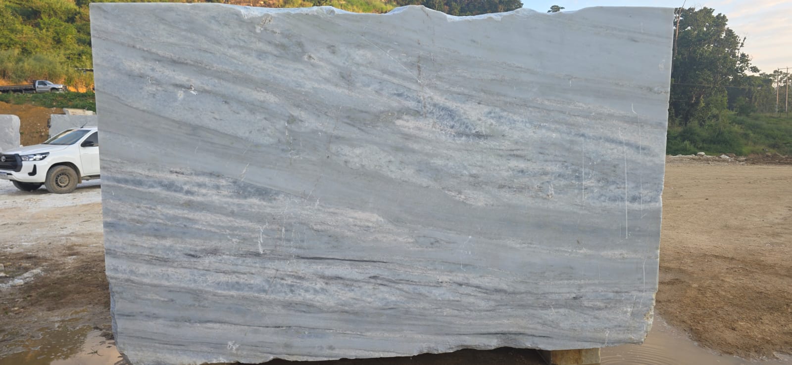 Chapa de mármore branco com veios suaves
